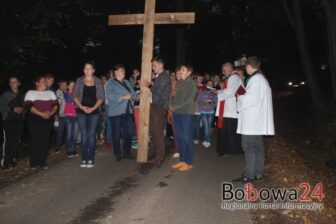 Poświęcenie odnowionego krzyża w Jankowej