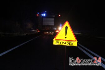 Uderzył w słup, zablokował drogę wojewódzką nr 977