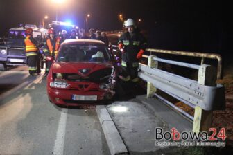 Uderzył w barierę mostu, karetka zabrała go do szpitala