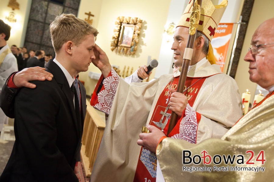 Uśmiechnięty biskup Stanisław bierzmował w Siedliskach