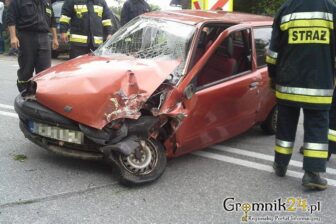 Seicento kontra ciężarowa Scania. Dwie osoby ranne, w tym 10-miesięczne dziecko!