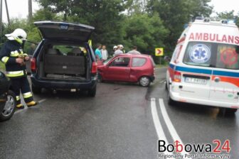 Pogoda nie szczędzi kierowców. Kobieta uwięziona w pojeździe
