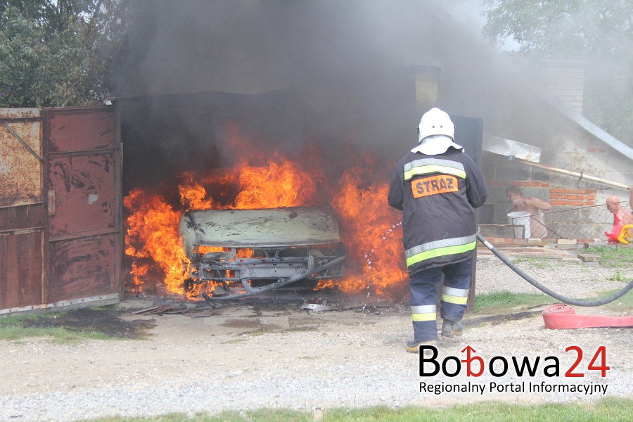 Bobowa: Pożar samochodu na Akacjowej