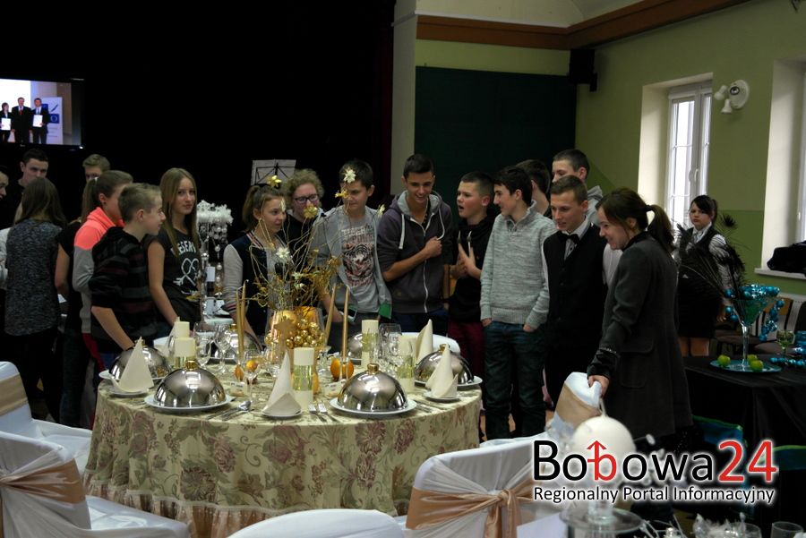 Uczniowie ZSO w Bobowej prezentują świąteczne stoły
