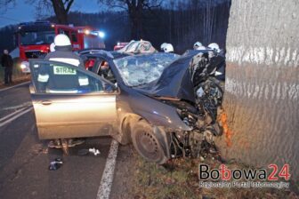 Kierowca zakleszczony w aucie. Pojazd uderzył w drzewo! (aktualizacja)