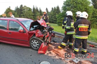 Troje dorosłych oraz dziecko w szpitalu po czołowym zderzeniu samochodów