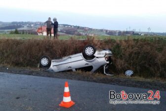 Chcąc uniknąć zderzenia ze skuterem, dachowali do rowu