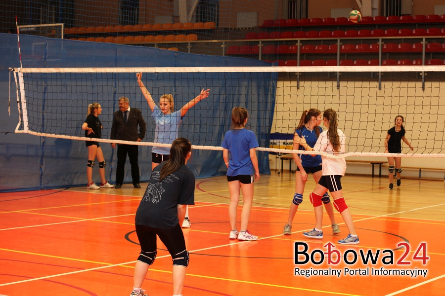 Mikołajkowy turniej piłki siatkowej dziewcząt w Bobowej