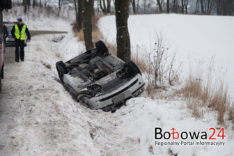 BMW uderzyło w drzewo. Kierującą zabrano do szpitala