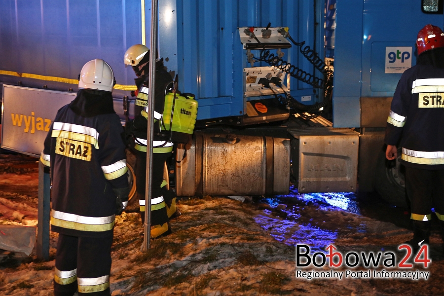 Interwencja strażaków przy rozszczelnionym zbiorniku paliwa