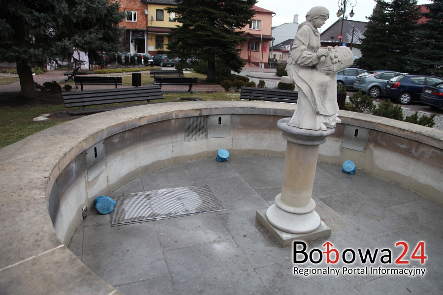 Bobowscy policjanci zatrzymali wandali odpowiedzialnych za uszkodzenie fontanny