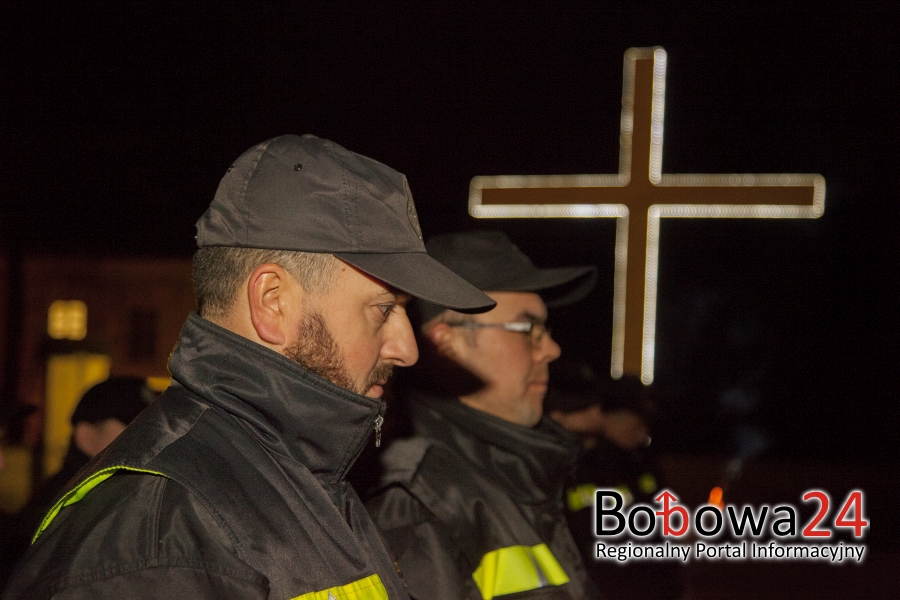 W Drodze Krzyżowej ulicami Bobowej uczestniczyło około dwustu osób