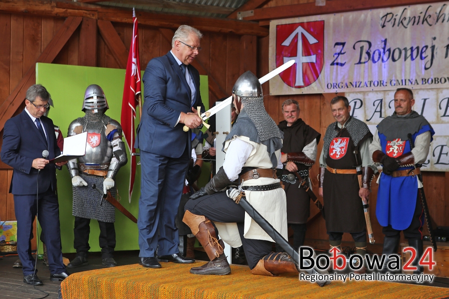 Trzech nowych rycerzy mianowanych podczas pikniku historycznego „Z Bobowej pod Grunwald” (TV)