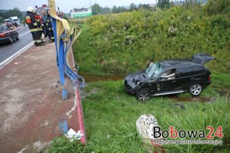 BMW ścięło barierę mostu i spadło do rzeki