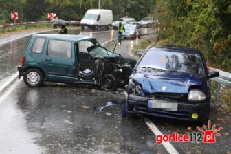 Wypadek na krajówce. Poszkodowanych z Tico musieli wydobyć strażacy