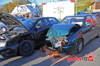 Zderzenie VW Polo z Audi A3. Dwie osoby w szpitalu