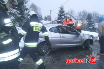 Ślisko na drogach powiatu! Strażacy i policjanci interweniują