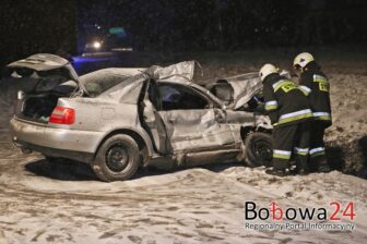 Osobówka wpadła pod ciężarówkę. Zablokowana droga wojewódzka!