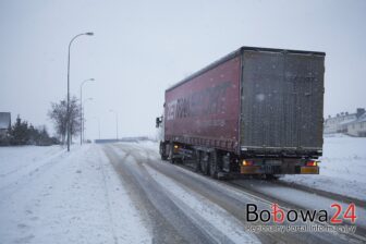 Trudne warunki na drodze. Zerwana linia telefoniczna nad drogą i problemy na podjazdach!