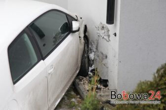 Skoda zepchnięta przez busa uderzyła w dom weselny