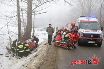 Fiat cinquecento uderzył w drzewo. Jedna osoba nie żyje!