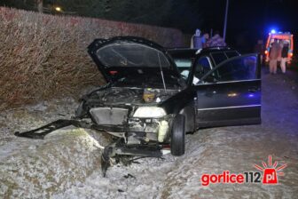 VW Passat wypadł z drogi i uderzył w mostek. Kierowca nietrzeźwy i bez uprawnień!
