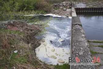 Kłęby piany na Białej. Czy gminę Bobowa czeka wodny paraliż?