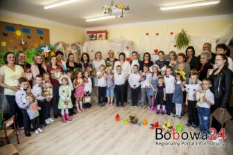 Przedszkolaki z kwiatami dla swoich mam