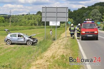 Jankowa: Opel wyleciał na zakręcie drogi wojewódzkiej 981