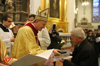 Bp. Jeż nagrodził Antoniego Durlaka medalem Dei Regno Servire