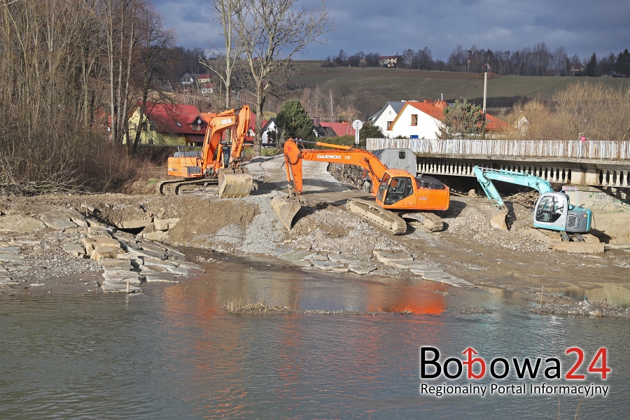 Trwają prace w korycie rzeki Biała Tarnowska (m.Bobowa) mające zadanie przywrócenia ciągłości ekologicznej.