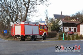 Pożar w Siedliskach wywołał chwilowe utrudnienia na drodze powiatowej