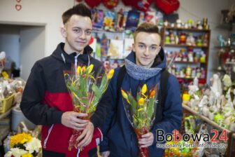 Mężczyźni tłumnie odwiedzają kwiaciarnie. Dziś DZIEŃ KOBIET!
