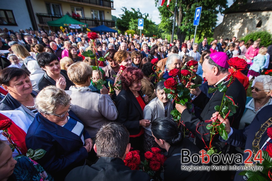 Biskup Jeż odwiedził Bobową podczas odpustu św. Zofii. Wręczył też kwiaty Zosieńkom (TV)