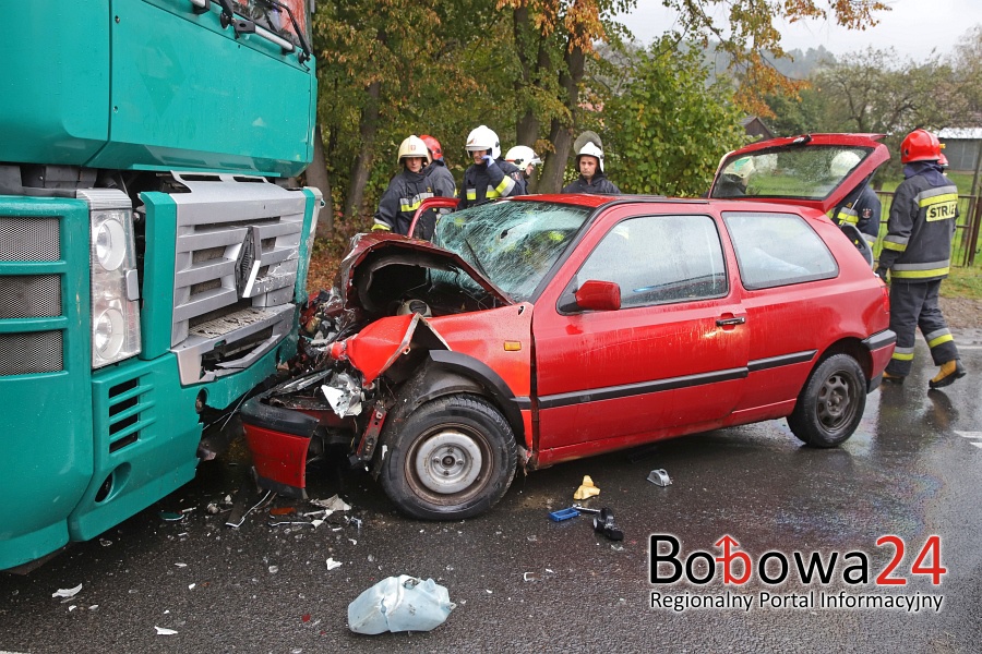 Wypadek w Wilczyskach. Zderzenie czołowe ciągnika siodłowego z VW Golfem