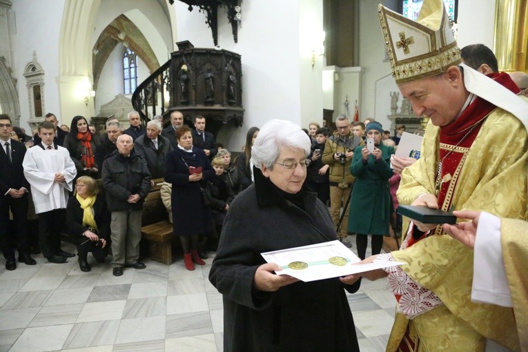 Barbara Kowalska odznaczona przez biskupa Andrzeja Jeża medalem „Dei Regno Servire”