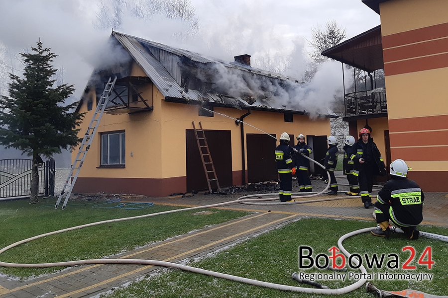 Pożar zabudowań gospodarczych w Stróżnej. Ogień zagraża budynkowi mieszkalnemu! (TV)