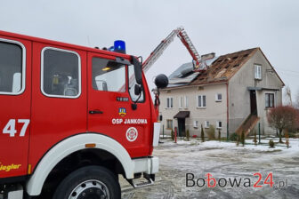 Wiatr zerwał dach w Jankowej. Strażacy interweniują także w innych miejscach