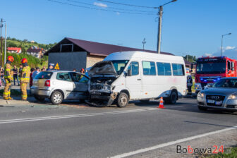 Wypadek w Bobowej. Zderzenie busa z dwoma samochodami na ulicy Grunwaldzkiej