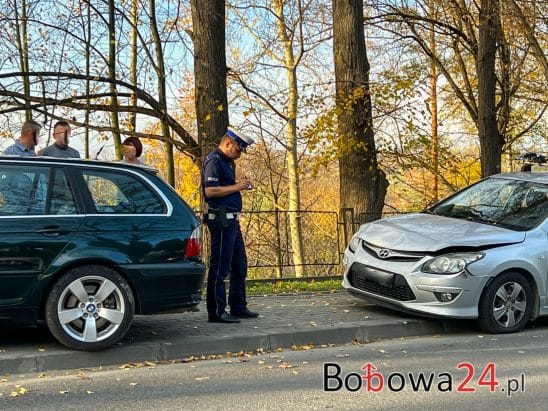 Kolizja dwóch pojazdów koło cmentarza w miejscowości Bobowa (powiat gorlicki).