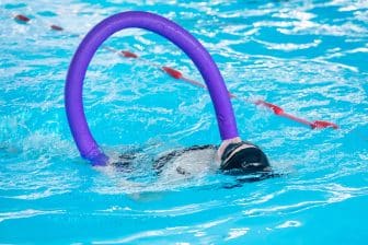 Wakacyjna szkoła pływania? Intensywny kurs na basenie w Korzennej