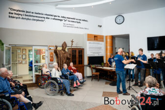 Orkiestra Dęta przy OSP w Siedliskach zagrała dla podopiecznych hospicjum w Stróżach