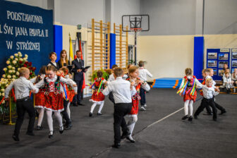 Uczniowie ze Stróżnej wreszcie mogą ćwiczyć na nowej sali gimnastycznej