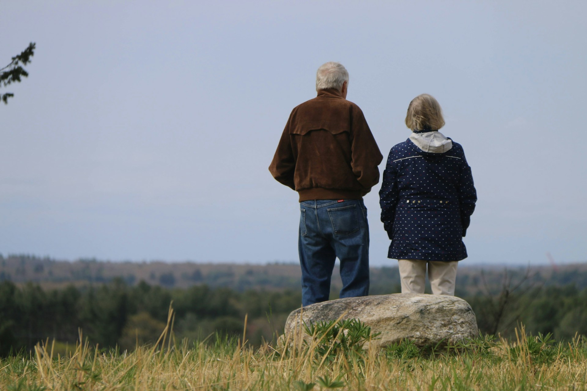 dziadkowie patrzący na krajobraz