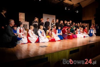 Ponad 30 aktorów na jednej scenie – spektakl „Na świętego Andrzeja” zachwycił widownię