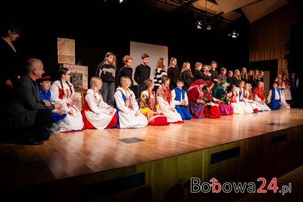 Ponad 30 aktorów na jednej scenie – spektakl „Na świętego Andrzeja” zachwycił widownię