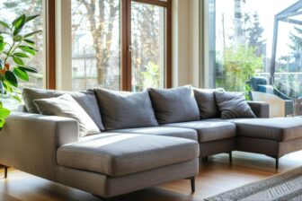 Naturalna skóra w salonie, czyli dlaczego warto postawić na narożnik skórzany