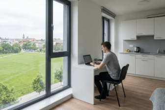 Mieszkanie na studiach bez stresu i ukrytych kosztów. Dlaczego Next Door to najlepszy wybór w Krakowie?