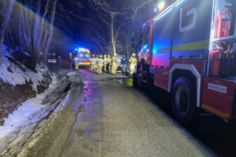 Mieszkaniec gminy Bobowa uderzył samochodem w drzewo. Nie dostosował prędkości