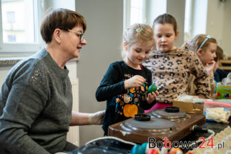 Warsztaty pisanki wielkanocnej w Bobowej – tradycja łączy pokolenia